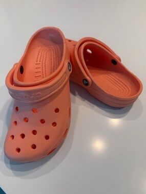 CROCS Women’s Classic Clog in Coral Peach
